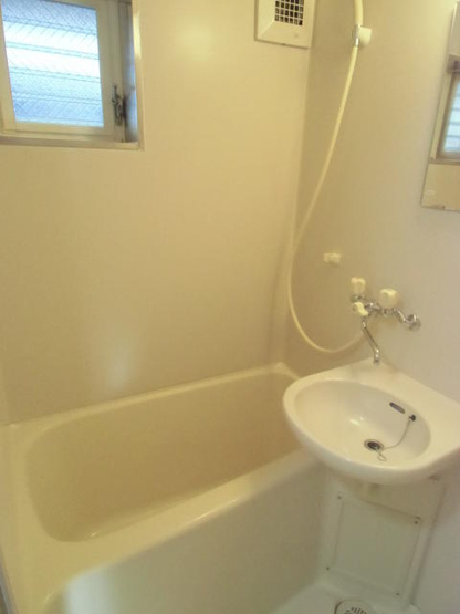 【浴室】 | レストハイツ | お風呂に小窓があり通風良好