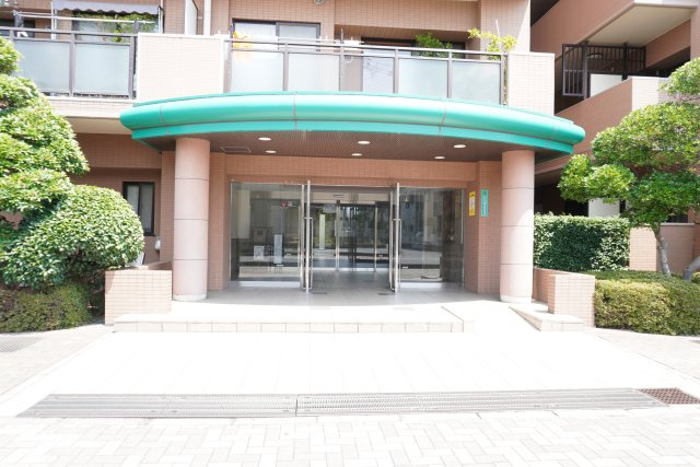 エフローレ新越谷ロイヤルガーデンのエントランス