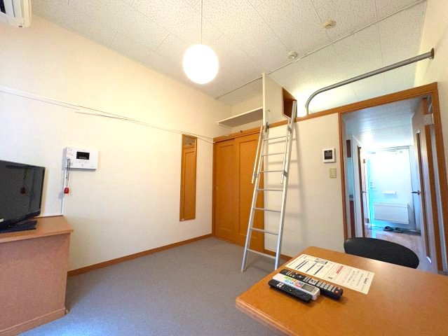 レオパレスフラワーヒルⅡの居間・リビング
