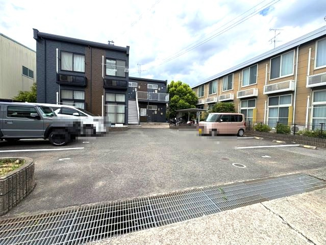 レオパレスフラワーヒルⅡの駐車場