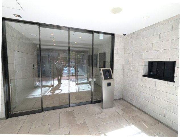 VIEQU BRIGHT Yushimaのエントランス|鍵をポケットやカバンに入れたまま反応するオートロックです