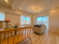 【居間・リビング】 | 小倉スカイマンション☆仲介手数料無料☆ | 景観を望みながらお部屋でくつろぐのがおすすめの過ごし方です♪家族との時間、自分の時間共に大切にできる空間がここにあります。