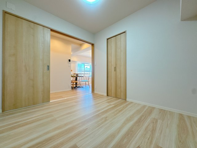 【洋室】 | 小倉スカイマンション☆仲介手数料無料☆ | 可動間仕切りは、ときに広く使ったり、区切って使ったりと選ぶ自由が持てるんです♪リビングと一体で使うともっと広々♪