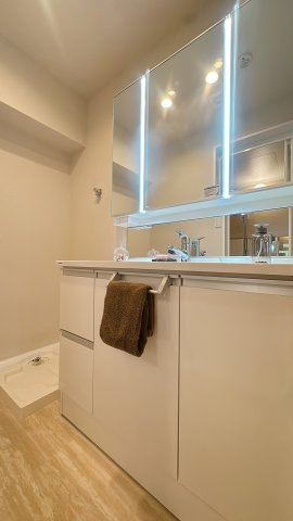 【独立洗面台】 | 小倉スカイマンション☆仲介手数料無料☆ | １日の始まりを迎える、この場所。大きな鏡と明るい照明が、眠たい朝も優しく包みます。 シャンプードレッサー仕様で、落ちた髪の毛を流すのもラクチン♪