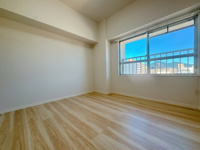 【洋室】 | 小倉スカイマンション☆仲介手数料無料☆ | 一人ひとり快適な空間は違うからこそ、家具の配置もアレンジしやすいシンプルなデザインに。