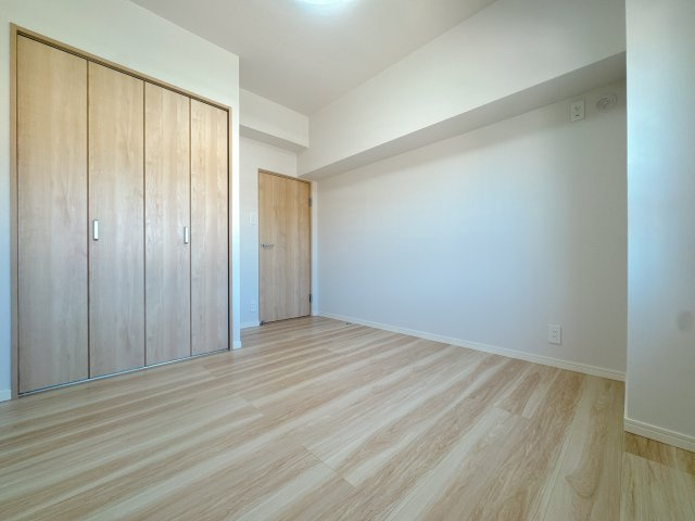 【洋室】 | 小倉スカイマンション☆仲介手数料無料☆ | たとえ。小さかろうとやっぱり窓のある・なしは大きく違うもの。あるんです。窓。差し込む光はちゃんと朝を教えてくれるみたいです。