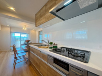 【キッチン】 | 小倉スカイマンション☆仲介手数料無料☆ | 機能性とデザイン性を両立させた、リノベーション物件ならではの素敵なキッチン。立ってみるとそれがよく分かります♪