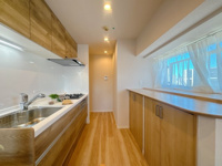 【キッチン】 | 小倉スカイマンション☆仲介手数料無料☆ | キッチン横に窓有ります。マンションでは少ないですよ。換気は勿論、光を取り入れて明るいので、調理中もテンション上がりそうです。