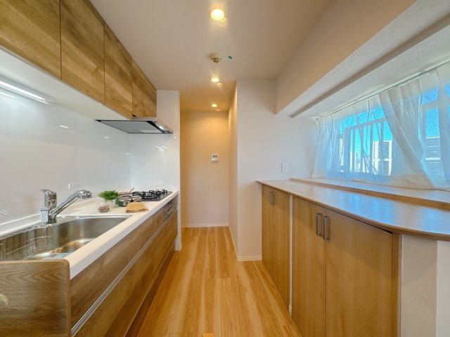 【キッチン】 | 小倉スカイマンション☆仲介手数料無料☆ | キッチン横に窓有ります。マンションでは少ないですよ。換気は勿論、光を取り入れて明るいので、調理中もテンション上がりそうです。