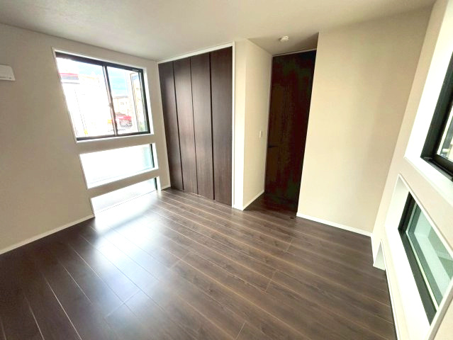 下伊敷１丁目　新築戸建ての洋室|窓が豊富な洋室です。収納スペースもしっかり確保。