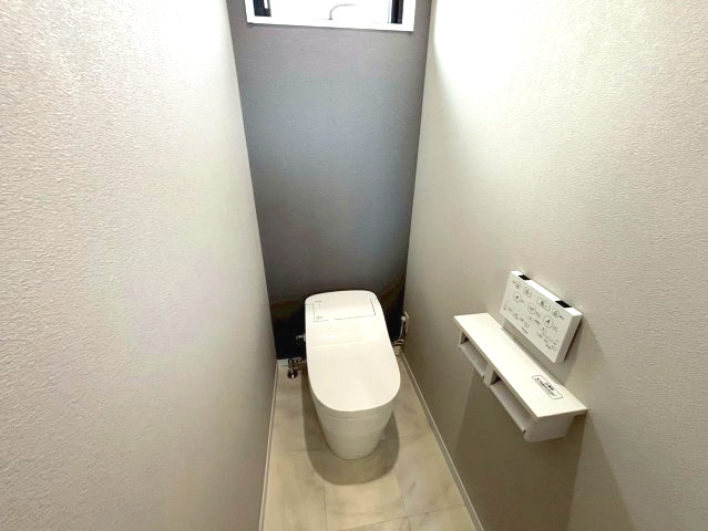 下伊敷１丁目　新築戸建てのトイレ|2階の温水洗浄便座トイレです。1階に降りなくても良いのが助かりますね。