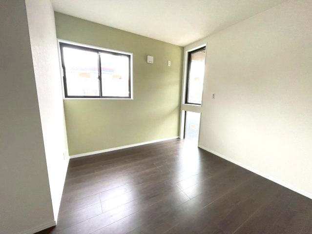 下伊敷１丁目　新築戸建ての洋室|淡いグリーンの壁紙がおしゃれな洋室です。陽光射し込む明るいお部屋となっています。