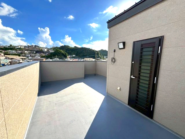 下伊敷１丁目　新築戸建てのバルコニー|甲突川を望むスカイバルコニーです。夏はBBQやプールなど楽しめます。