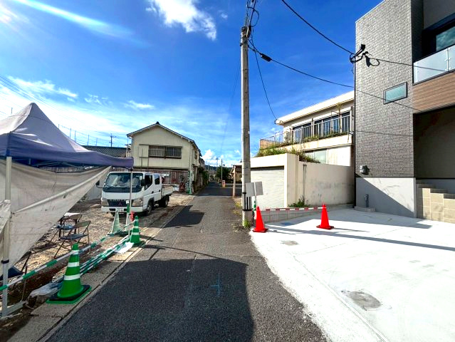 下伊敷１丁目　新築戸建ての前面道路含む現地写真|閑静な住宅街の一画です。国道3号線へのアクセス良好なのが魅力。徒歩圏内でお買い物もできます。