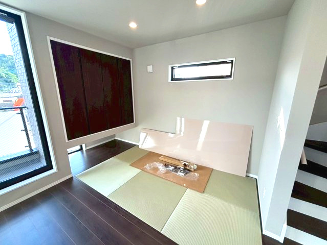下伊敷１丁目　新築戸建ての和室|3帖の畳スペースです。お子様の遊び場としてぴったり。ほっと寛げる空間です♪