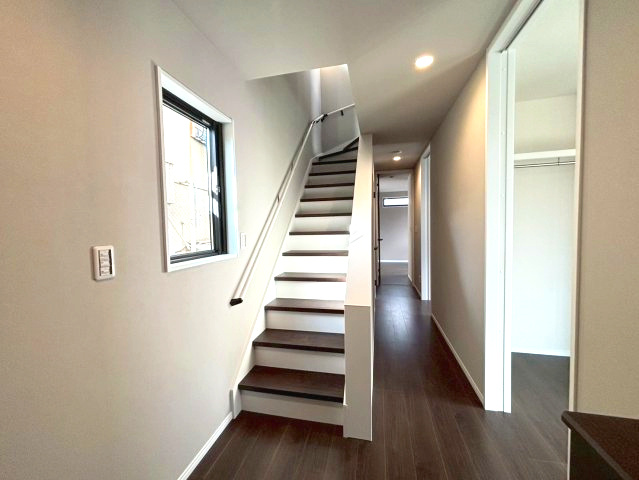 下伊敷１丁目　新築戸建ての玄関|2階のリビングへ続く階段です。