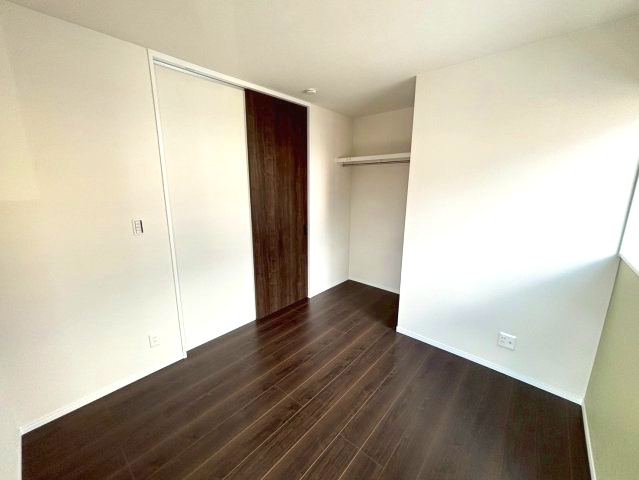 下伊敷１丁目　新築戸建ての洋室|オープンクローゼットがある洋室です。子供部屋にいかがでしょうか。