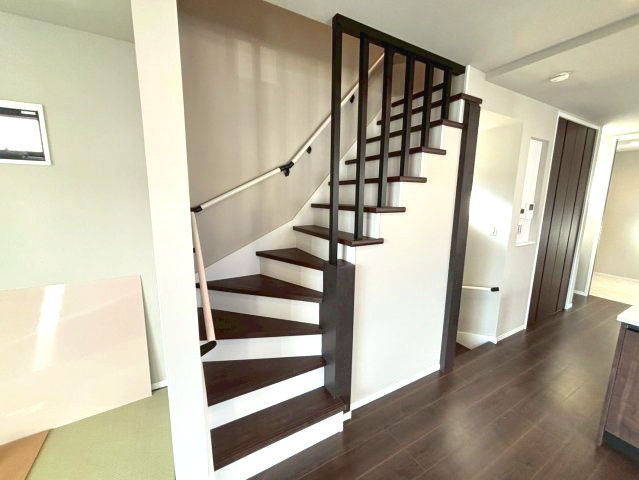 下伊敷１丁目　新築戸建ての居間・リビング|おしゃれなバルコニーへと続く階段。