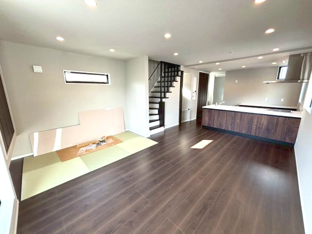 下伊敷１丁目　新築戸建ての居間・リビング|開放的な2階リビング。ぜひご覧ください。