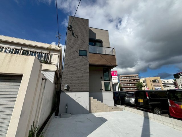 下伊敷１丁目　新築戸建ての外観|2台駐車可。道路との段差なくスムーズに駐車できます。