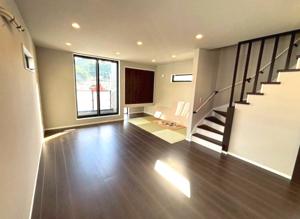 下伊敷１丁目　新築戸建ての居間・リビング|15.5帖のLDKに畳スペースもあり快適な住空間です。お子様遊びスペースとしていかがでしょうか。