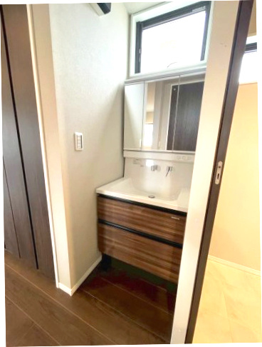 下伊敷１丁目　新築戸建ての洗面所|三面鏡洗面化粧台です。扉裏に収納もあり、ちょっとした小物もすっきり整理できます。