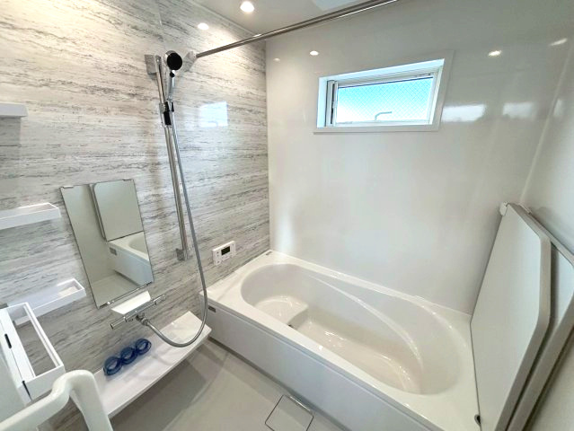 下伊敷１丁目　新築戸建ての浴室|浴室暖房乾燥機付きのシステムバスルーム。エコベンチ浴槽で半身浴も楽しめます。