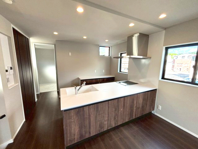 下伊敷１丁目　新築戸建てのキッチン|リビングを見渡せる対面式システムキッチン。広々としたワークトップでお料理もはかどります。