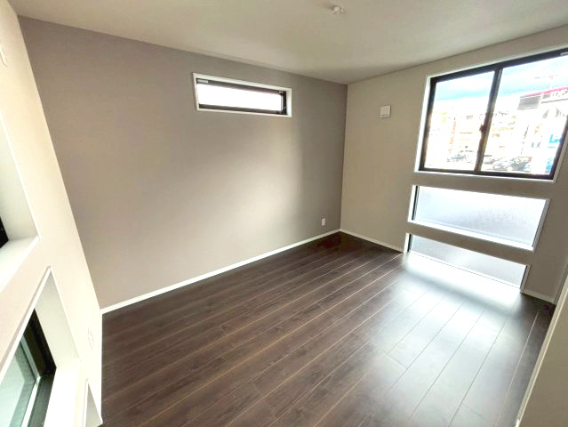 下伊敷１丁目　新築戸建ての洋室|落ち着いた洋室です。2面採光で明るく開放的。主寝室にいかがでしょうか。