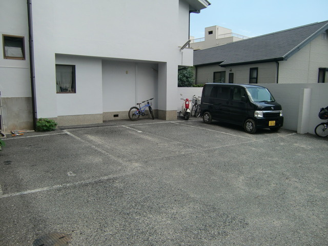 サンビルダー岡本の駐車場