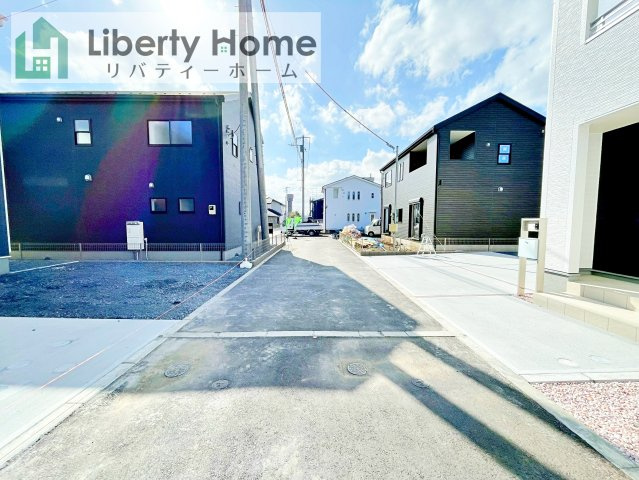 水戸市見川12期　新築戸建　5号棟の前面道路含む現地写真