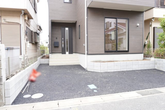 草加市新里町 新築分譲住宅の駐車場