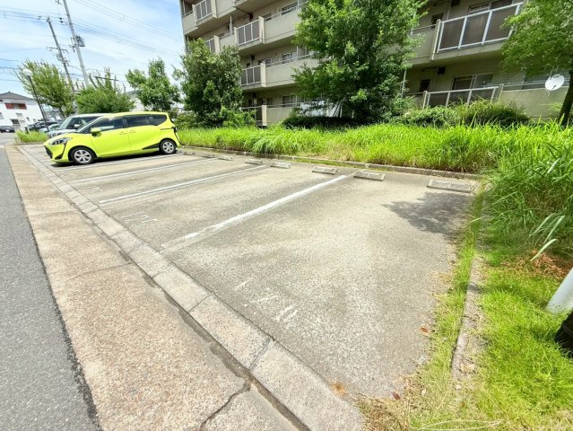 明石貴崎鉄筋住宅10号棟の駐車場