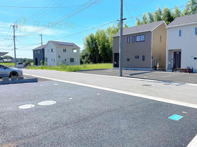 水戸市河和田町第3　新築戸建て　27号棟の駐車場|カースペースは3台完備。ゲスト用のスペースも確保できますね♪