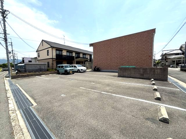 レオネクストロウェナの駐車場