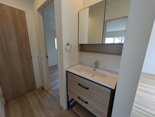 お子様育てる環境としては抜群！庭ある【旭区上白根２丁目】新築戸建の独立洗面台|独立洗面台、小物を置くことができて便利です