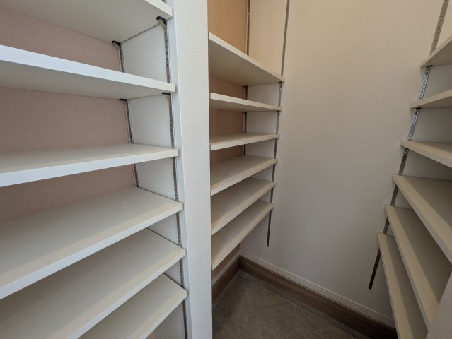 お子様育てる環境としては抜群！庭ある【旭区上白根２丁目】新築戸建の収納|玄関横もこれだけの収納があります