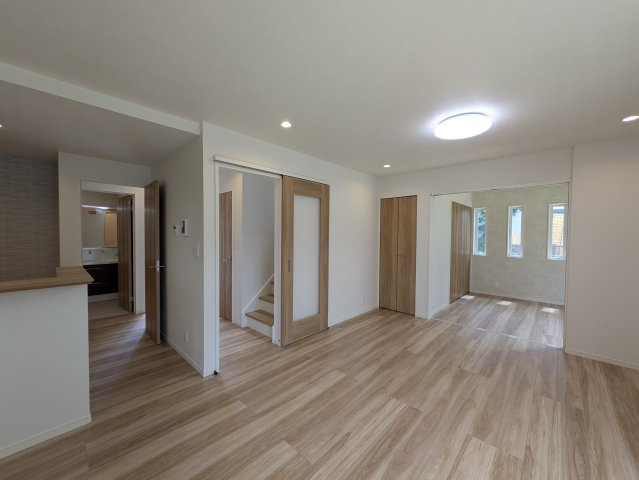 お子様育てる環境としては抜群！庭ある【旭区上白根２丁目】新築戸建の居間・リビング