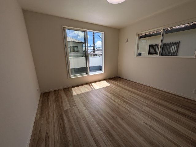 お子様育てる環境としては抜群！庭ある【旭区上白根２丁目】新築戸建の洋室|ゆったりした洋室です