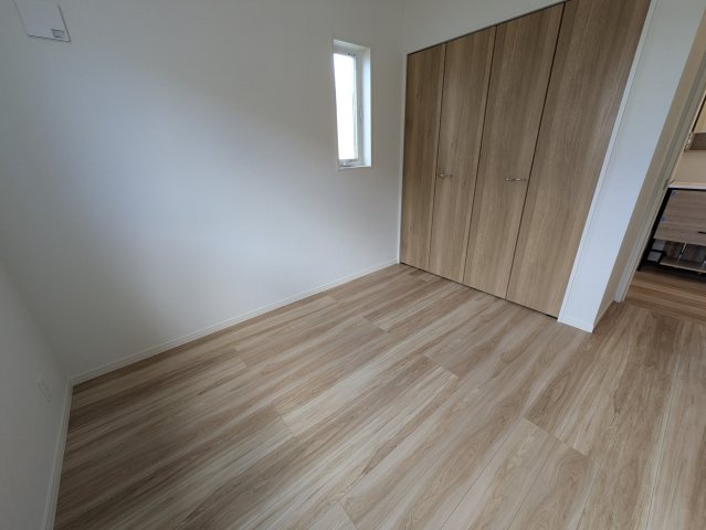 お子様育てる環境としては抜群！庭ある【旭区上白根２丁目】新築戸建の洋室|コンパクトで使いやすい洋室です