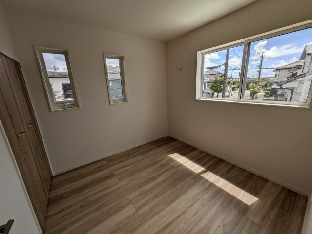 お子様育てる環境としては抜群！庭ある【旭区上白根２丁目】新築戸建の洋室|きれいな洋室です