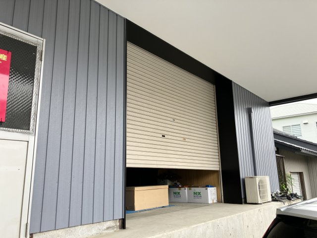 吉根二丁目倉庫付事務所の玄関