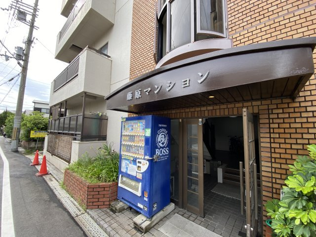 藤原マンションのエントランス