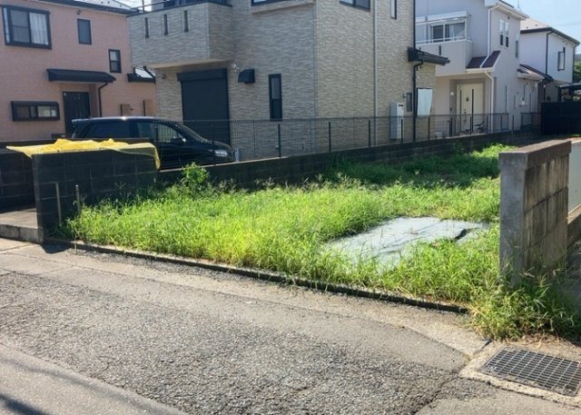 【外観】 | 土地を買う際、住む地域の自治体や福祉の補助制度にも注目してみましょう。子供や老人の医療補助やゴミ出しのルールなど、自治体によってルールに大きな違いがあるため、暮らしやすい土地で判断するとよいでしょう。
