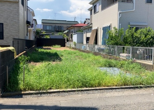 【外観】 | 現地に行くなら、物件の周囲の地形がどうなっているかを見ることも大切です。周辺より低くなっている土地では、大雨などで水が集まりやすいため、地盤が弱くなっているということも考えられるため、注意が必要です。