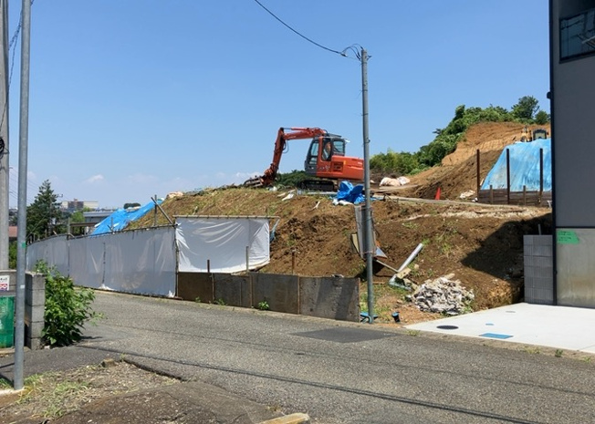 【外観】 | 土地の形が極端に長細かったり、狭小地、あるいは道路との高低差がある傾斜地だった場合、後々売ろうとしても買い手がつかない場合もあります。後々、売却することになった時に価値の下がらない土地を選びましょう。