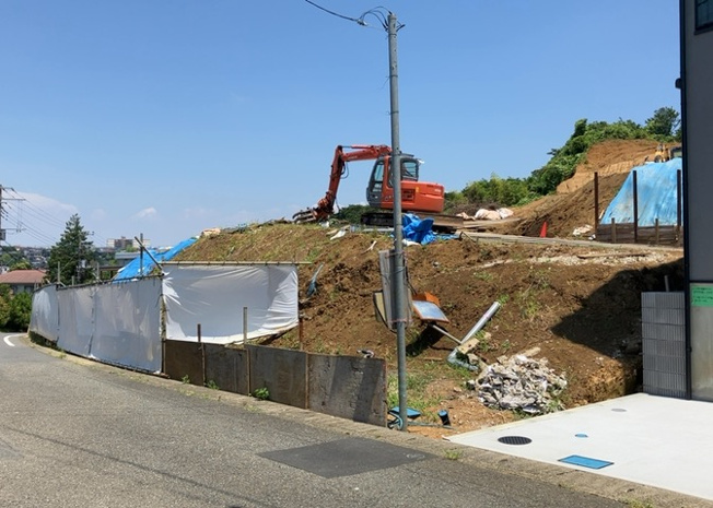 【外観】 | 家を建てる場合、方位は要チェックです。現実的に日当たりのよい家ならばリビングは南側、建築基準法でも北側に当たる家への配慮は求められています。土地を見学に行く際は、方位磁針を持って行くようにしましょう。