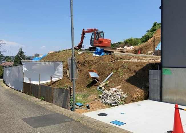 【外観】 | 土地を買う際、住む地域の自治体や福祉の補助制度にも注目してみましょう。子供や老人の医療補助やゴミ出しのルールなど、自治体によってルールに大きな違いがあるため、暮らしやすい土地で判断するとよいでしょう。