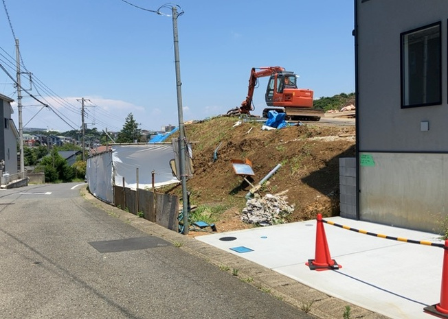 【外観】 | 土地の前の道路に消火栓が設置されていることがあります。この場合、道路交通法第45条第1項により、駐車禁止の場所が指定されています。そのため、車庫などの駐車スペースをつくることができない場合があります。