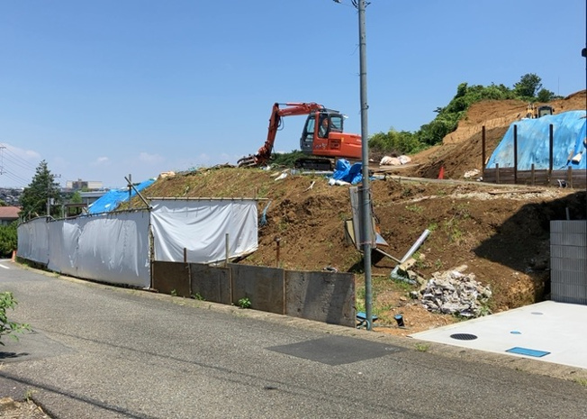 【外観】 | 現地に行くなら、物件の周囲の地形がどうなっているかを見ることも大切です。周辺より低くなっている土地では、大雨などで水が集まりやすいため、地盤が弱くなっているということも考えられるため、注意が必要です。